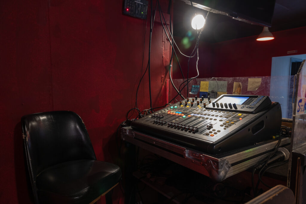 the_crown_backbar_sound_booth_hi_res